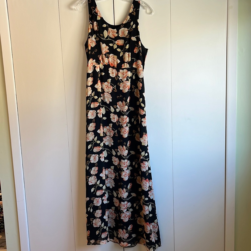 Ladies maxi dress, floral print with side zipper, completely lined.